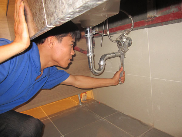 Thợ kỹ thuật sửa chữa điện nước